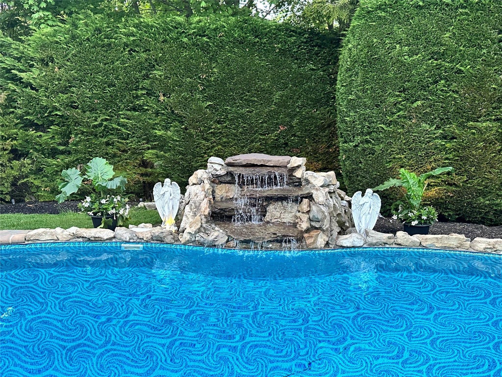 38 of 40 - 8 Wildwood Drive, Dix Hills, NY
