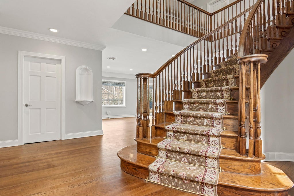5 of 40 - 8 Wildwood Drive, Dix Hills, NY