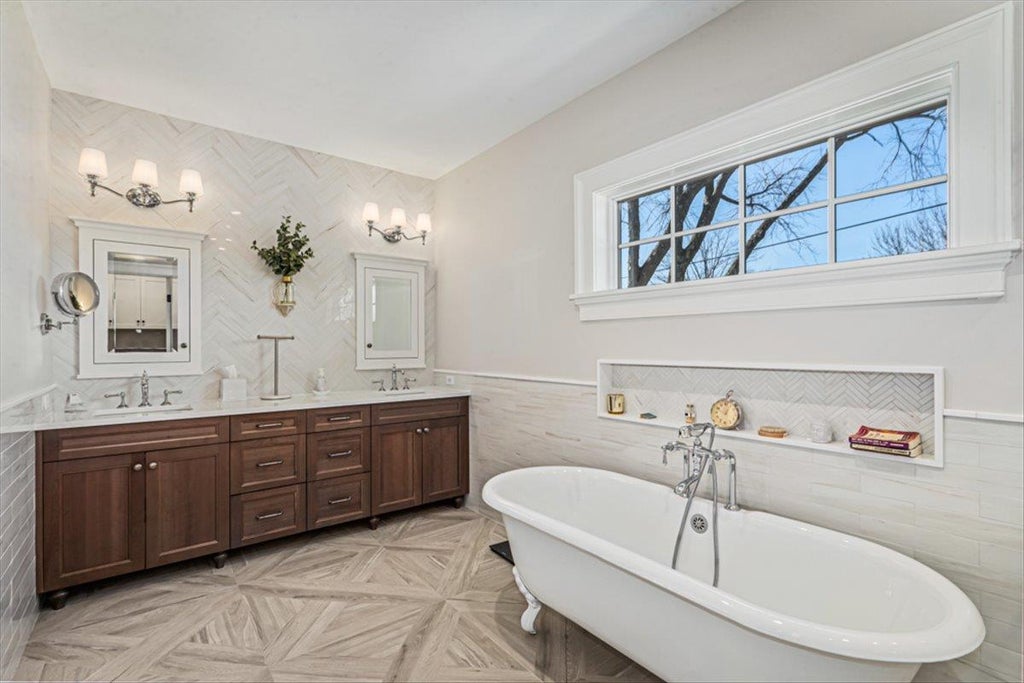14 of 37 - 202 Euston Road, Garden City, NY