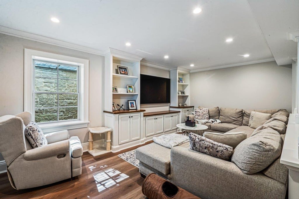 23 of 37 - 202 Euston Road, Garden City, NY