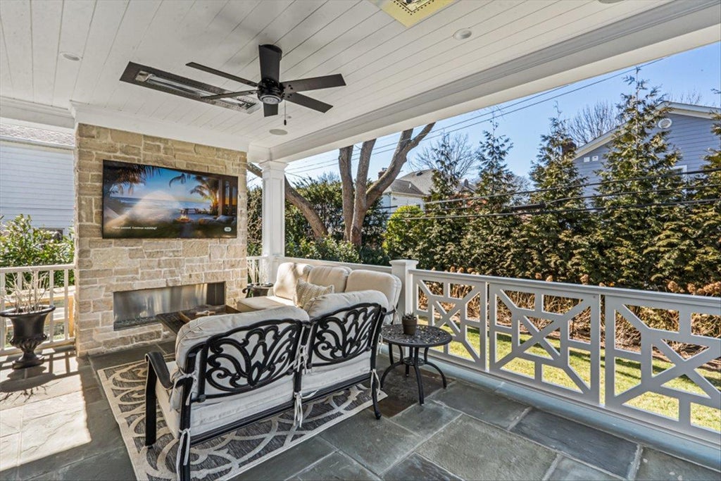 28 of 37 - 202 Euston Road, Garden City, NY