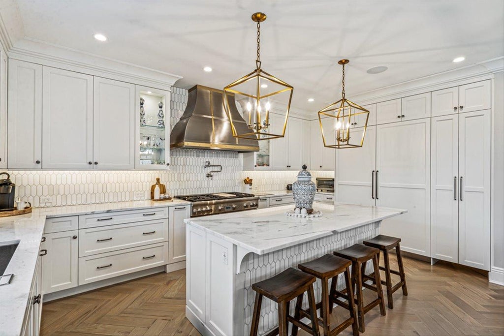 3 of 37 - 202 Euston Road, Garden City, NY