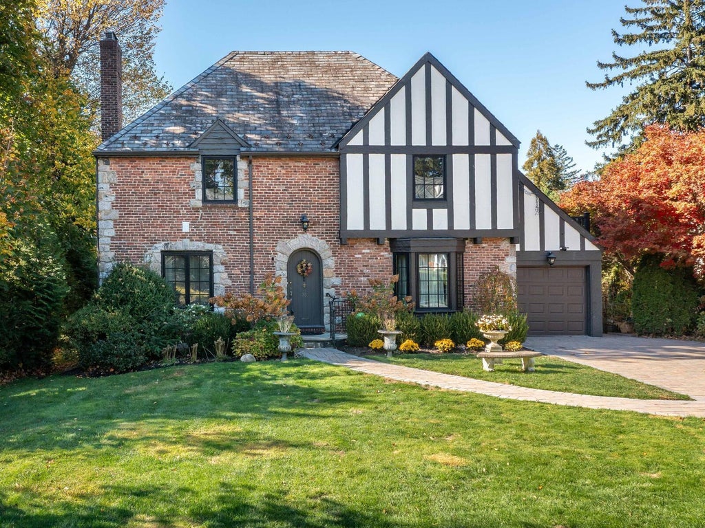 1 of 31 - 23 Castle Ridge Road, Manhasset, NY