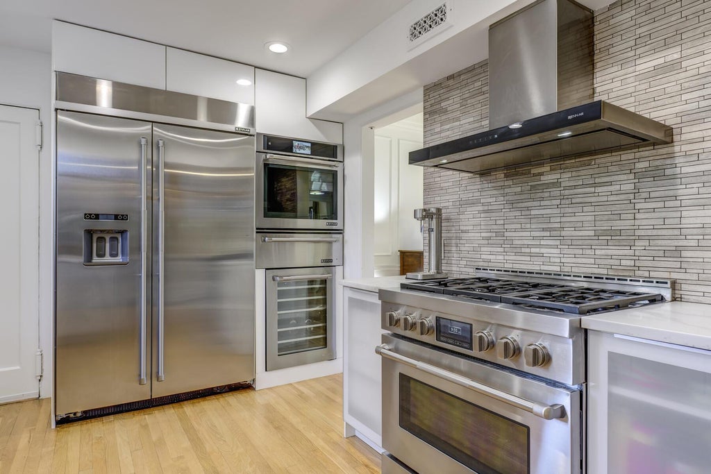 12 of 31 - 23 Castle Ridge Road, Manhasset, NY