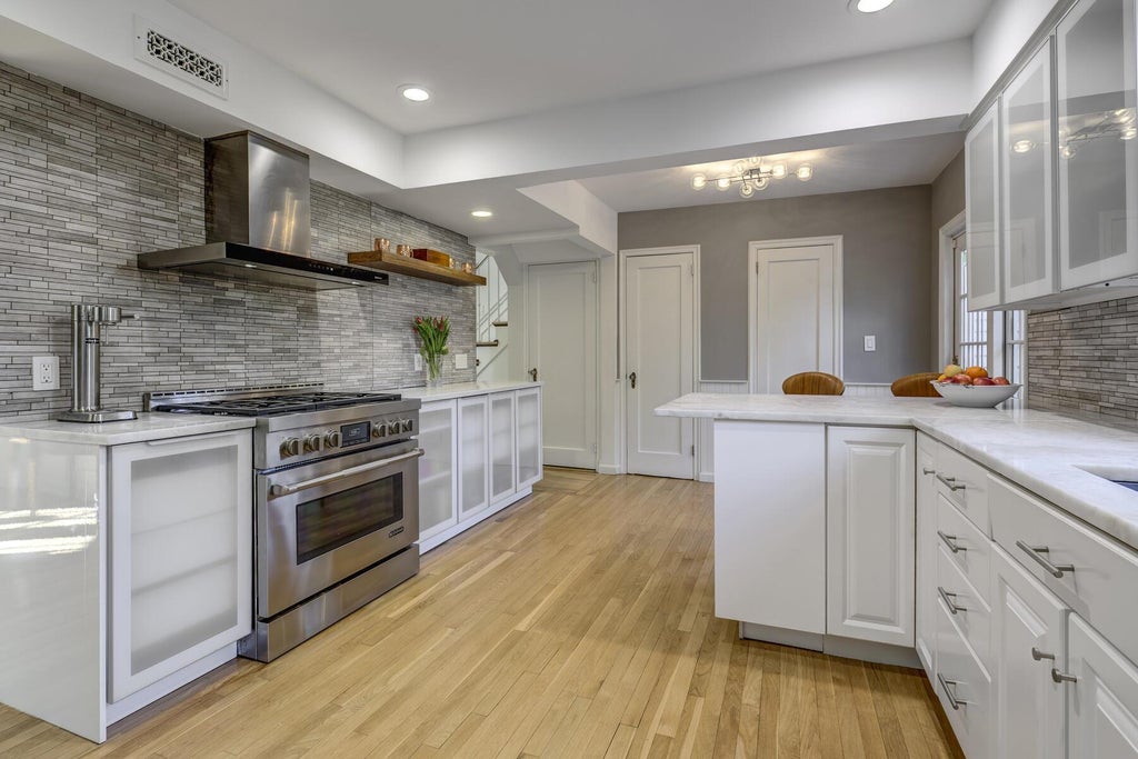 13 of 31 - 23 Castle Ridge Road, Manhasset, NY