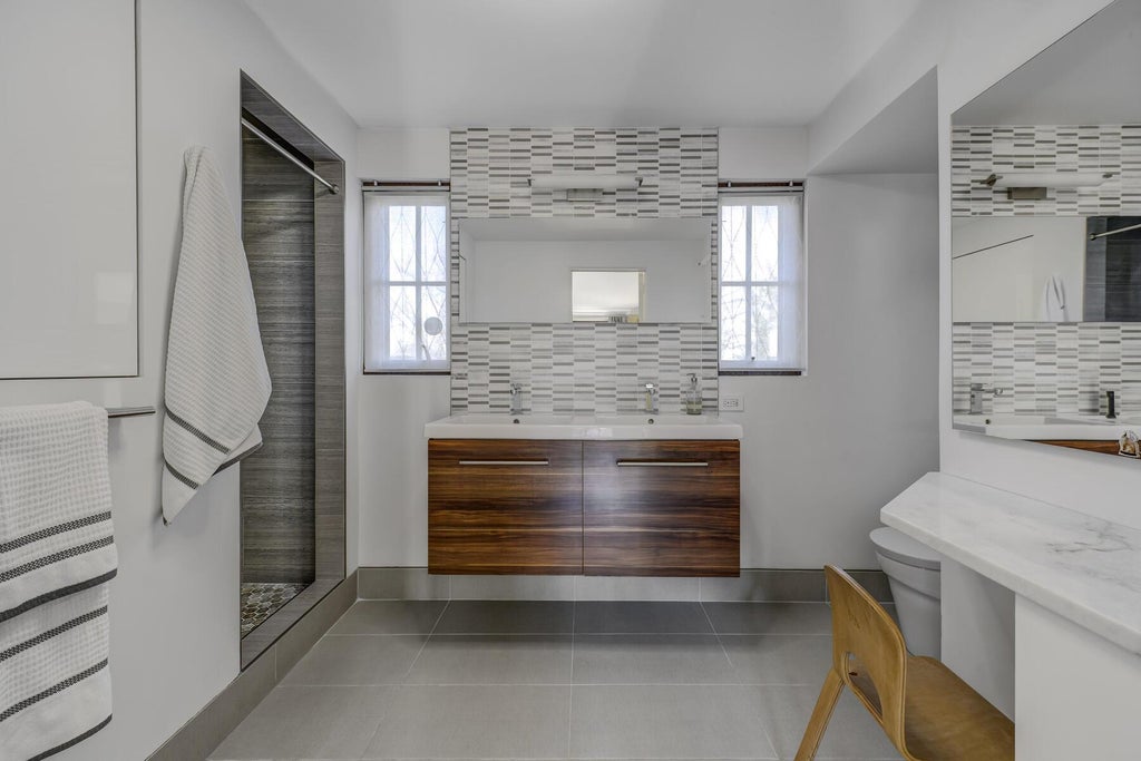 18 of 31 - 23 Castle Ridge Road, Manhasset, NY