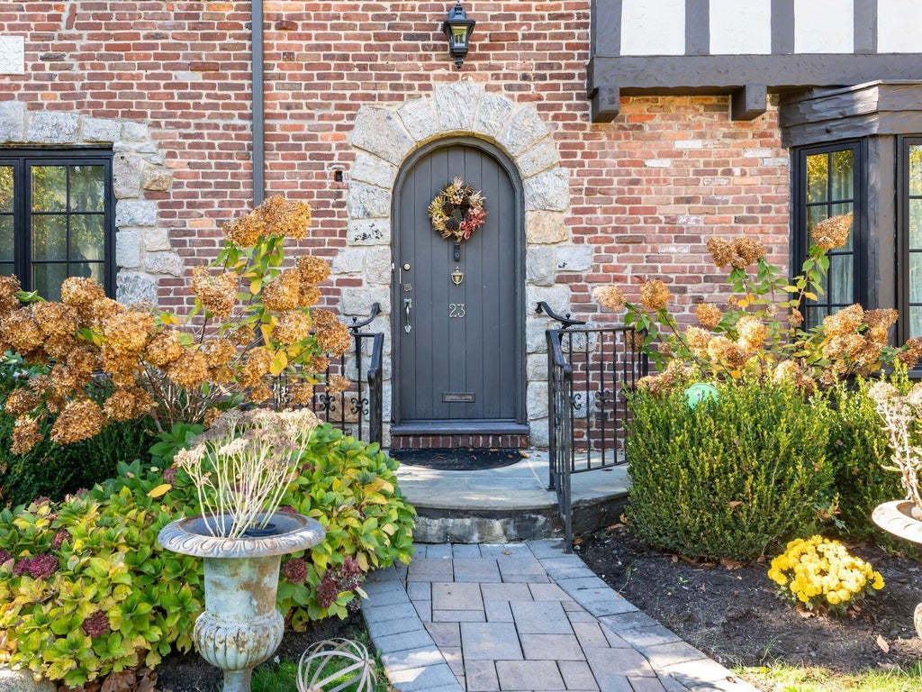 1 of 31 - 23 Castle Ridge Road, Manhasset, NY