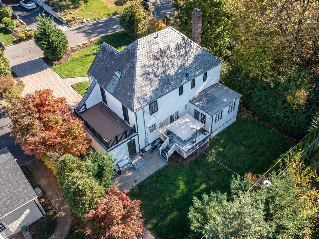 26 of 31 - 23 Castle Ridge Road, Manhasset, NY