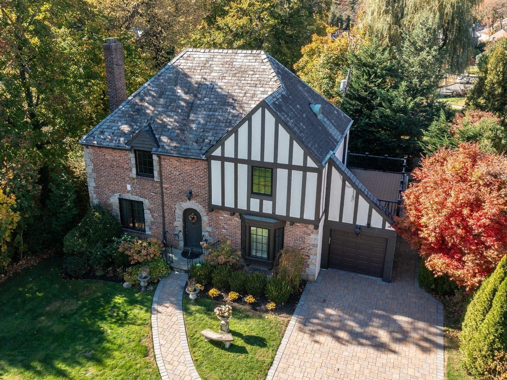 2 of 31 - 23 Castle Ridge Road, Manhasset, NY