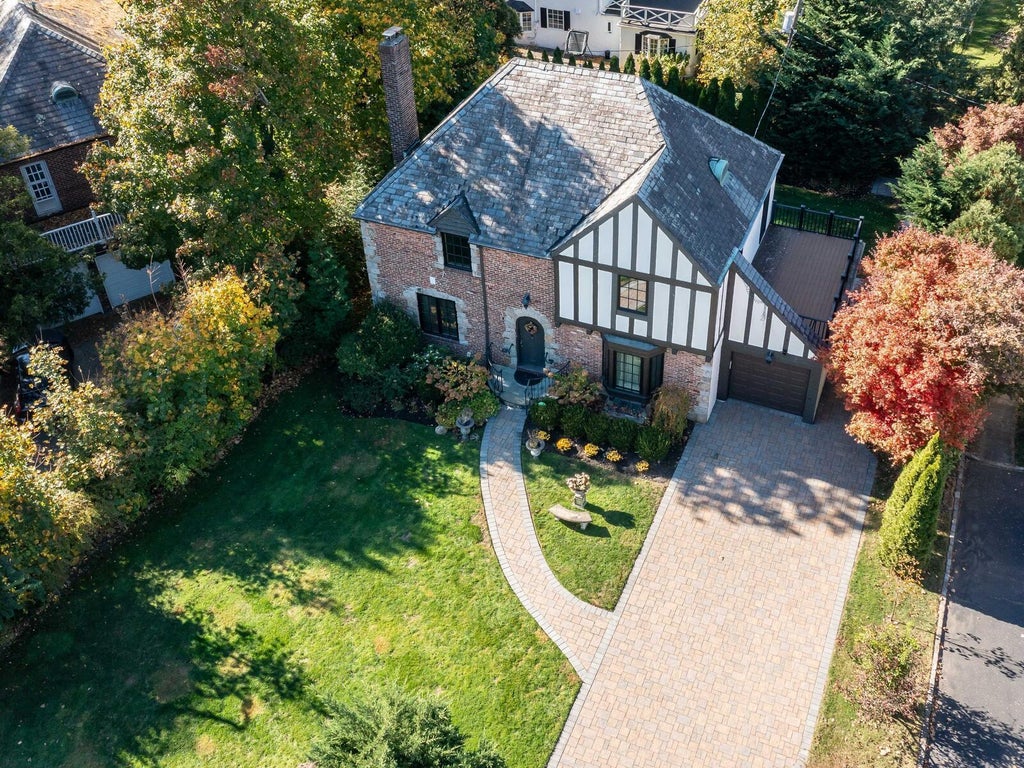 3 of 31 - 23 Castle Ridge Road, Manhasset, NY