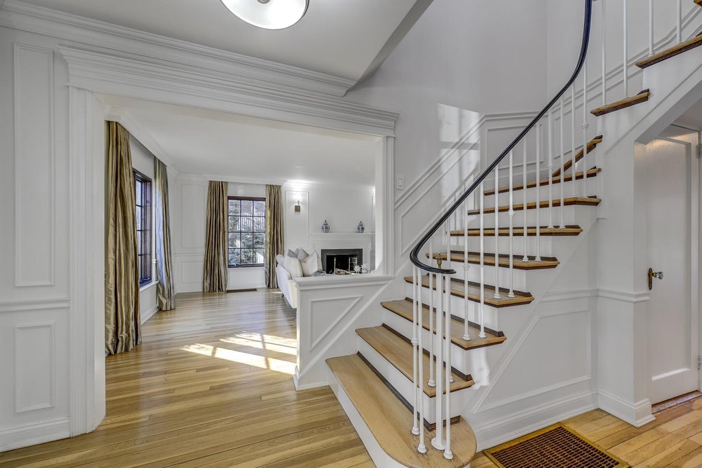 4 of 31 - 23 Castle Ridge Road, Manhasset, NY