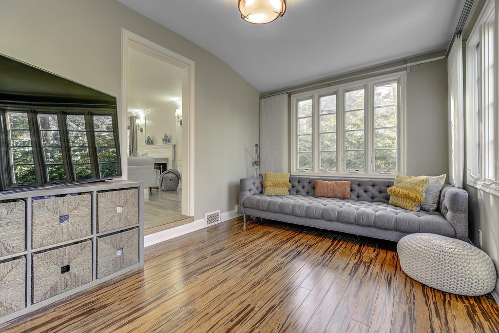 7 of 31 - 23 Castle Ridge Road, Manhasset, NY