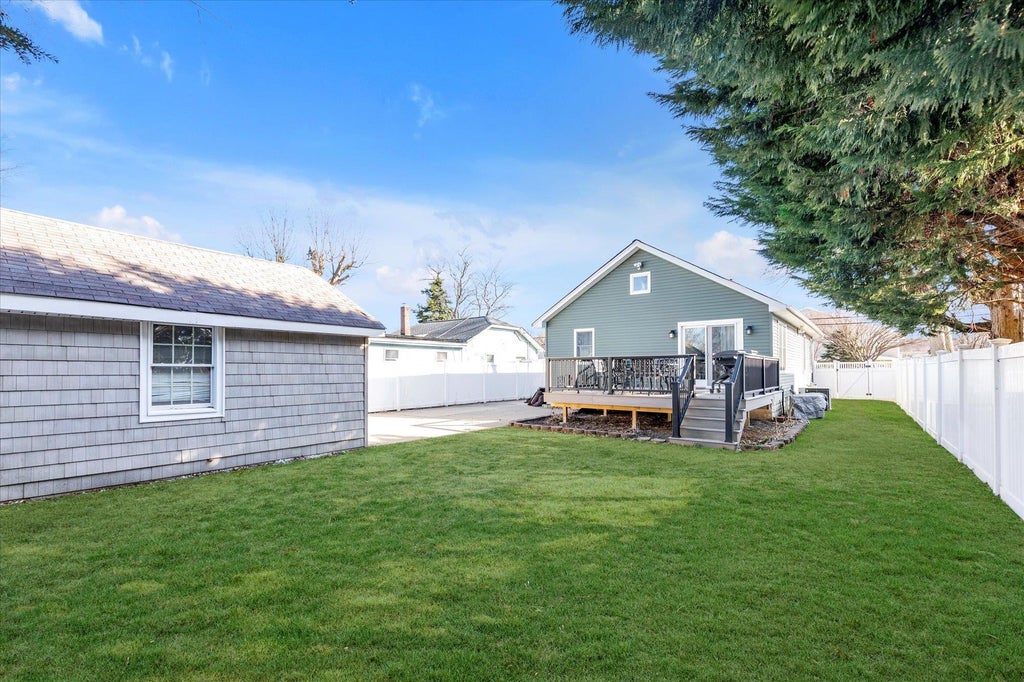 17 of 19 - 617 Haig St., Baldwin, NY