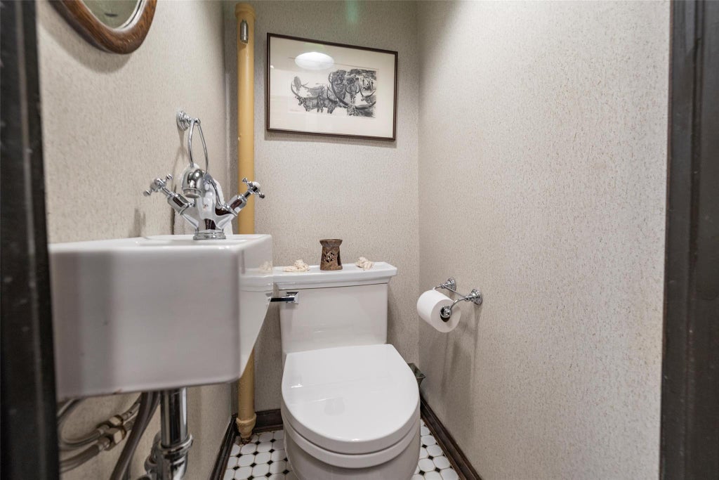 10 of 26 - 58 Strathmore Lane, Rockville Centre, NY