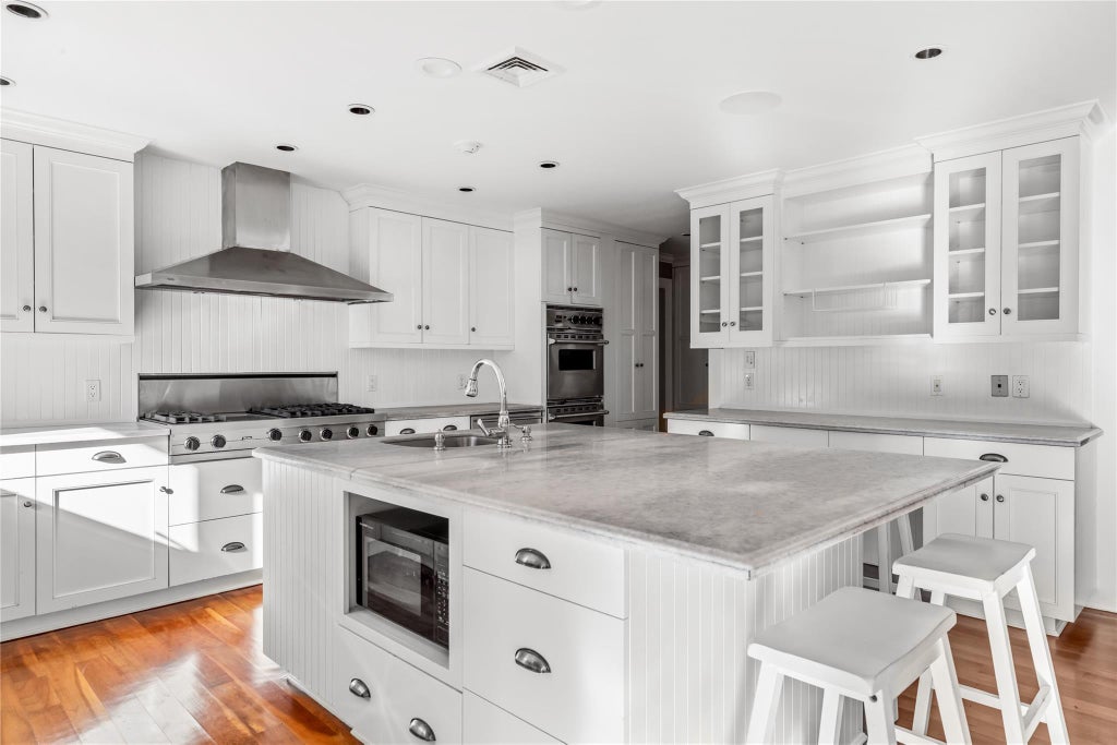 10 of 32 - 1620 Old Cedar Swamp Road, Brookville, NY