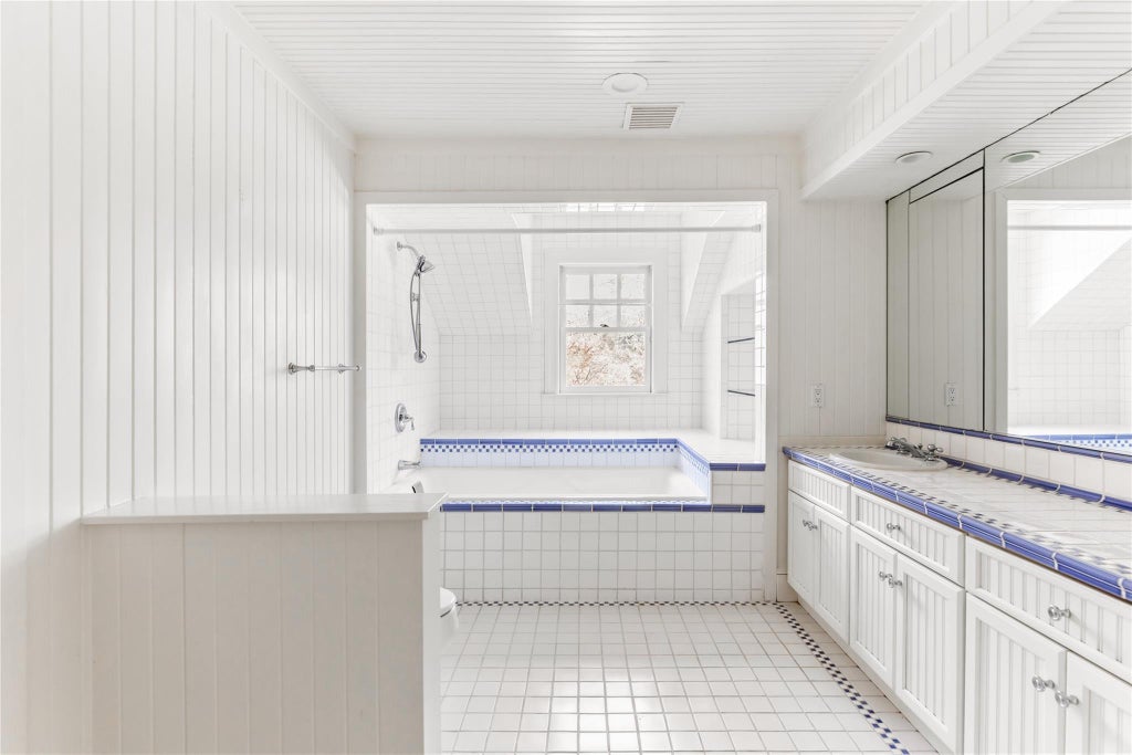 25 of 32 - 1620 Old Cedar Swamp Road, Brookville, NY