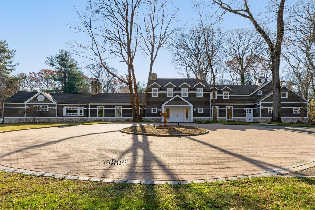30 of 32 - 1620 Old Cedar Swamp Road, Brookville, NY