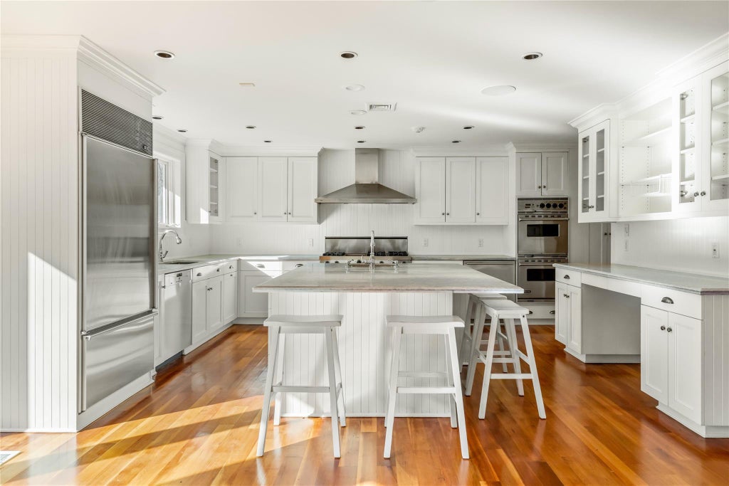 8 of 32 - 1620 Old Cedar Swamp Road, Brookville, NY