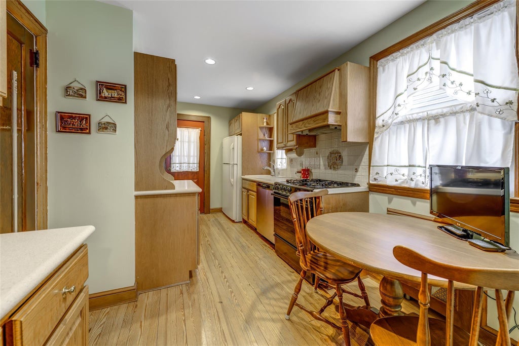 9 of 22 - 457 Pennsylvania Avenue, Williston Park, NY