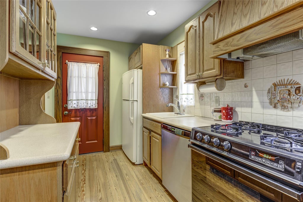 10 of 22 - 457 Pennsylvania Avenue, Williston Park, NY