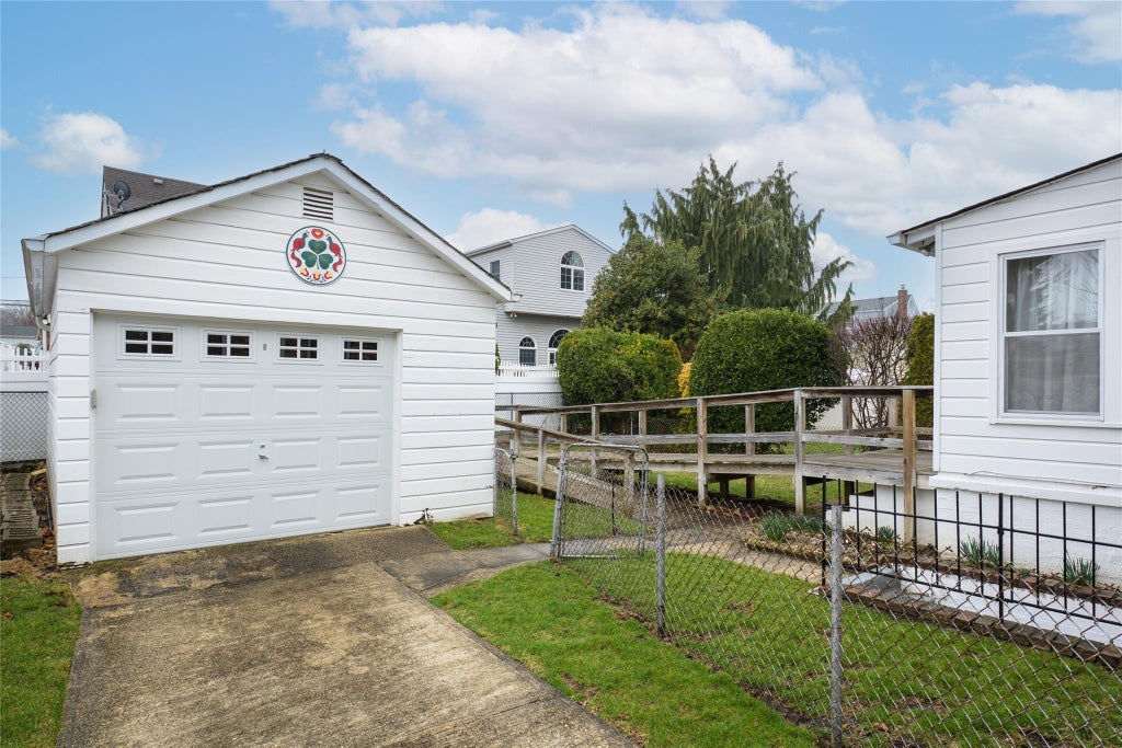 17 of 22 - 457 Pennsylvania Avenue, Williston Park, NY