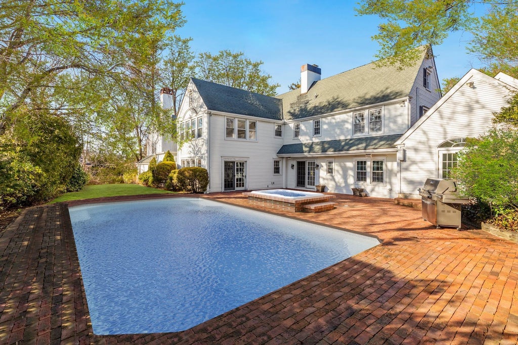 1 of 33 - 20 Ridge Drive, Great Neck, NY