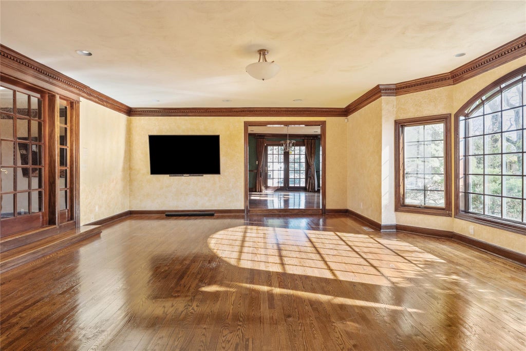 11 of 33 - 20 Ridge Drive, Great Neck, NY