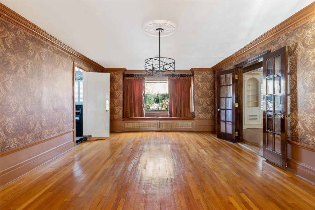 12 of 33 - 20 Ridge Drive, Great Neck, NY