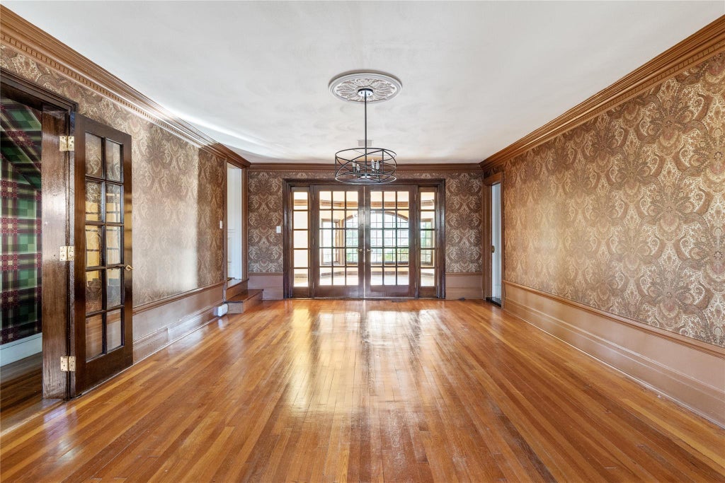 13 of 33 - 20 Ridge Drive, Great Neck, NY