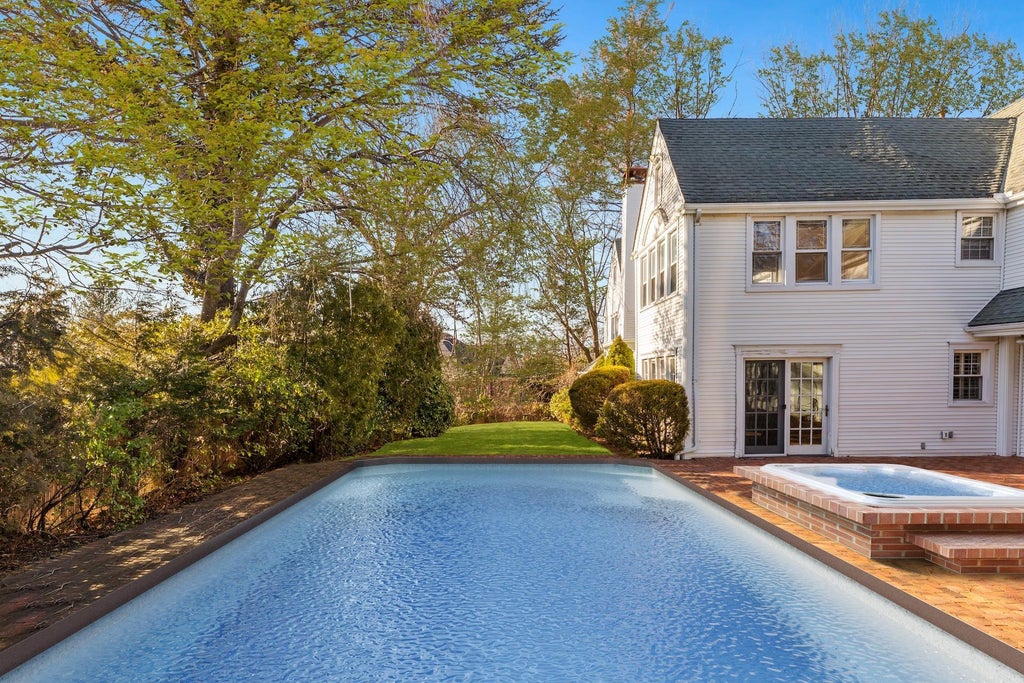 1 of 33 - 20 Ridge Drive, Great Neck, NY