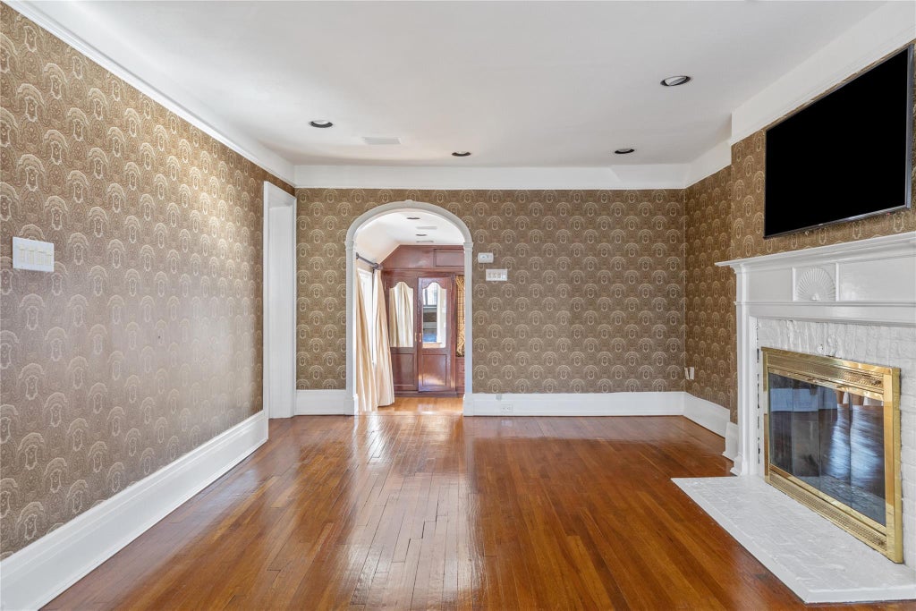19 of 33 - 20 Ridge Drive, Great Neck, NY
