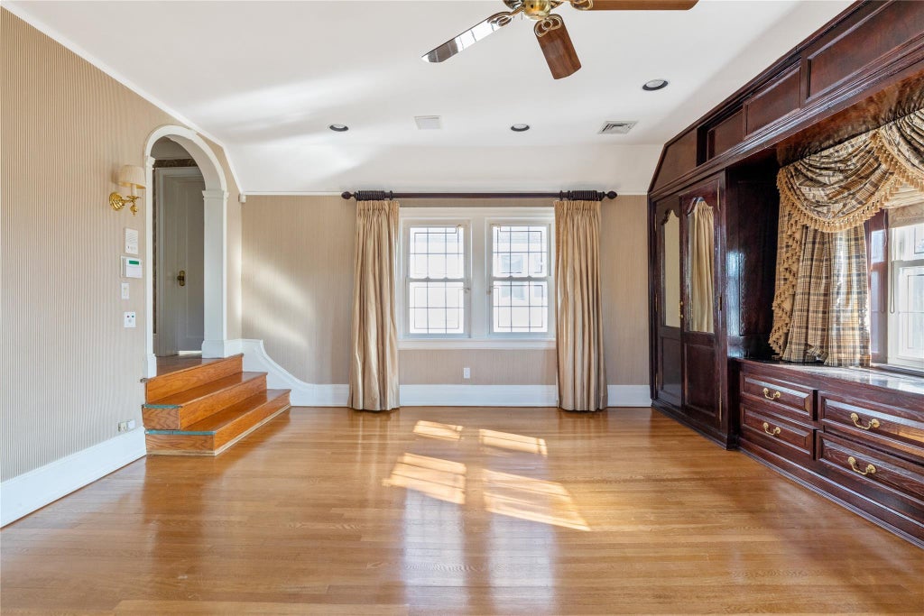 20 of 33 - 20 Ridge Drive, Great Neck, NY