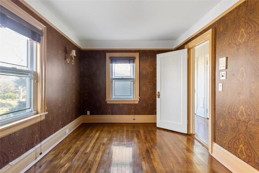26 of 33 - 20 Ridge Drive, Great Neck, NY