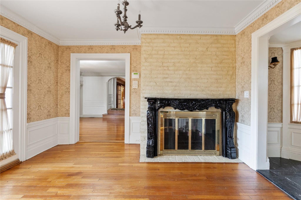 3 of 33 - 20 Ridge Drive, Great Neck, NY