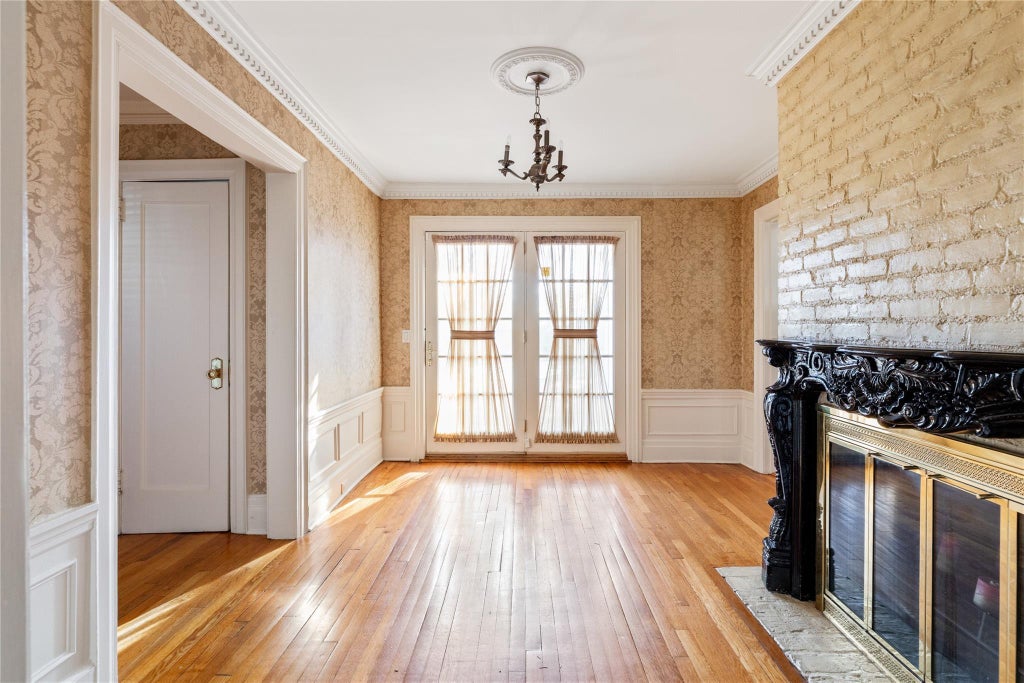 4 of 33 - 20 Ridge Drive, Great Neck, NY