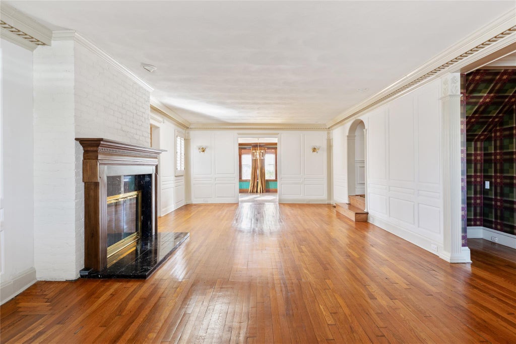 6 of 33 - 20 Ridge Drive, Great Neck, NY