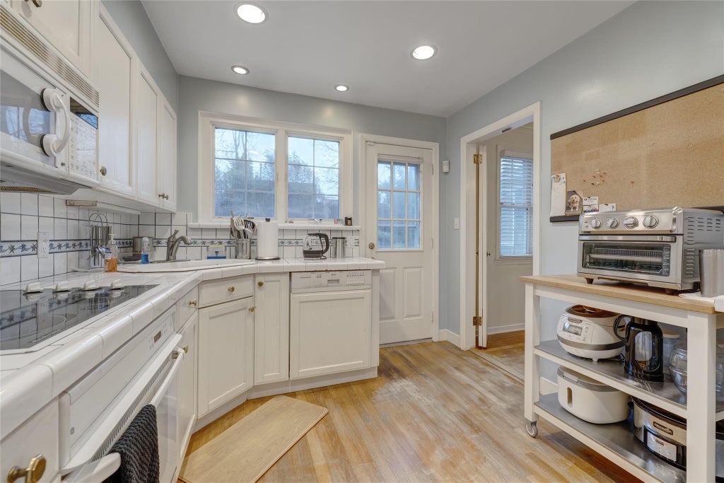 9 of 21 - 53 Knollwood Road, Roslyn, NY