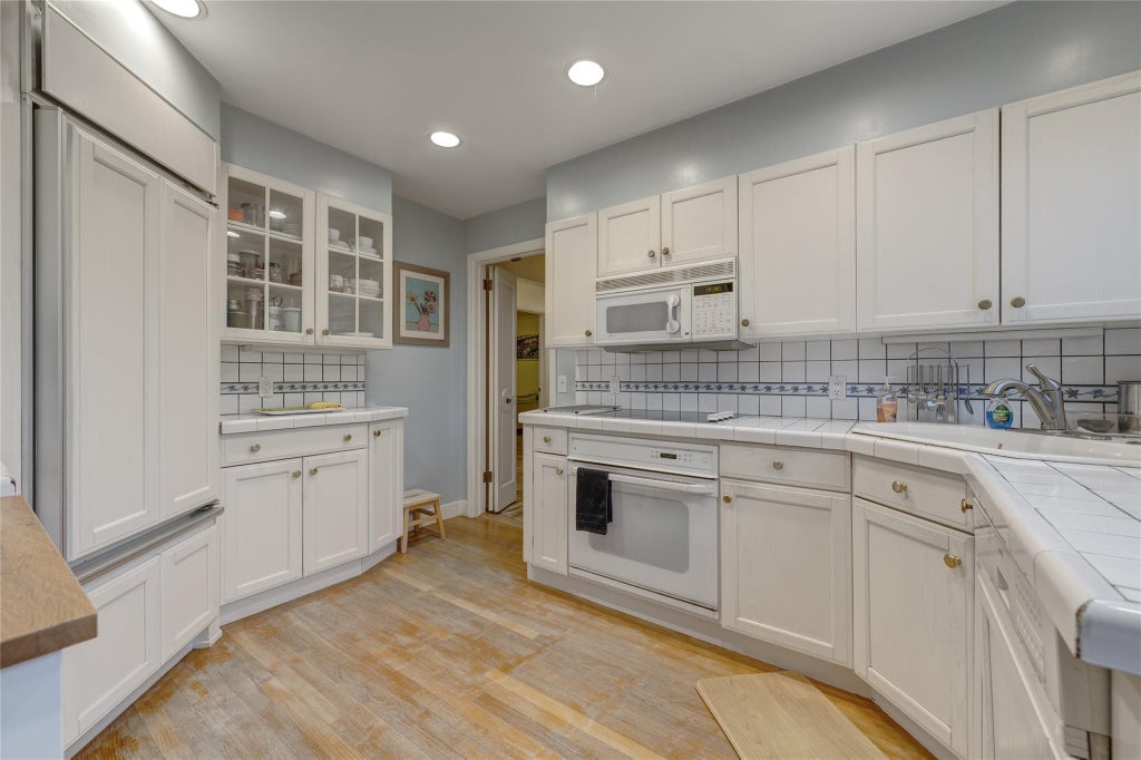 10 of 21 - 53 Knollwood Road, Roslyn, NY