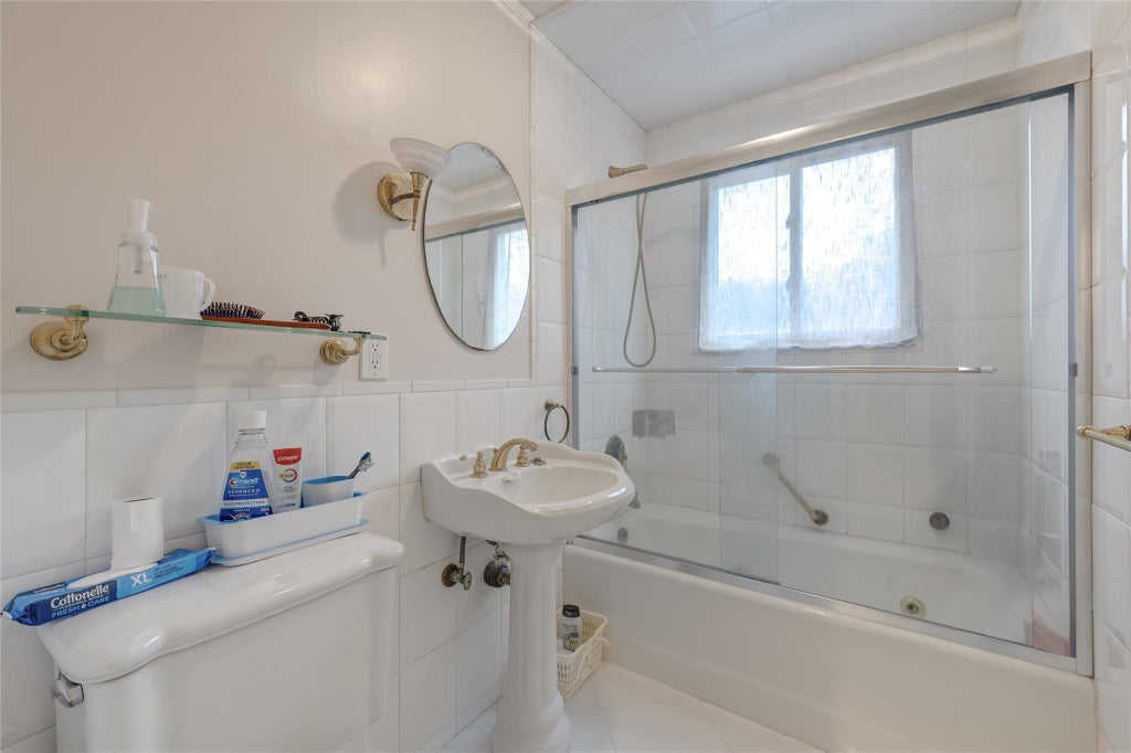 12 of 21 - 53 Knollwood Road, Roslyn, NY