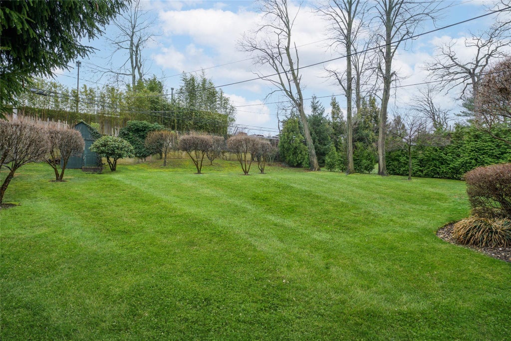 17 of 21 - 53 Knollwood Road, Roslyn, NY