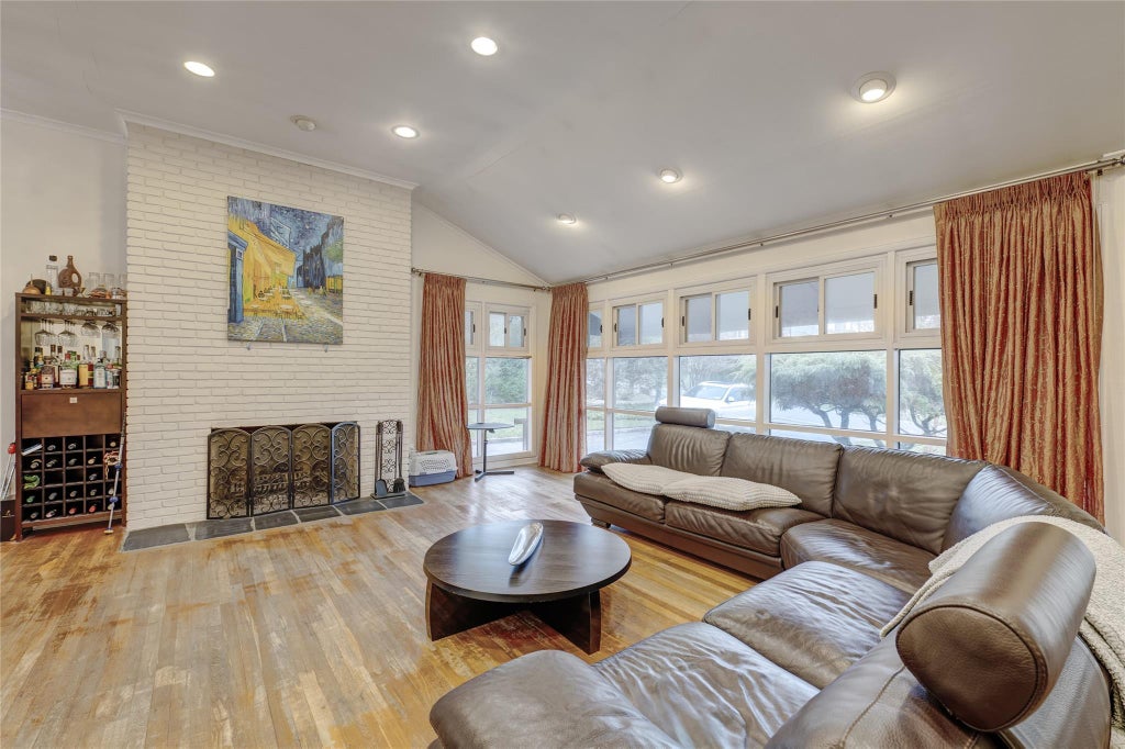 3 of 21 - 53 Knollwood Road, Roslyn, NY