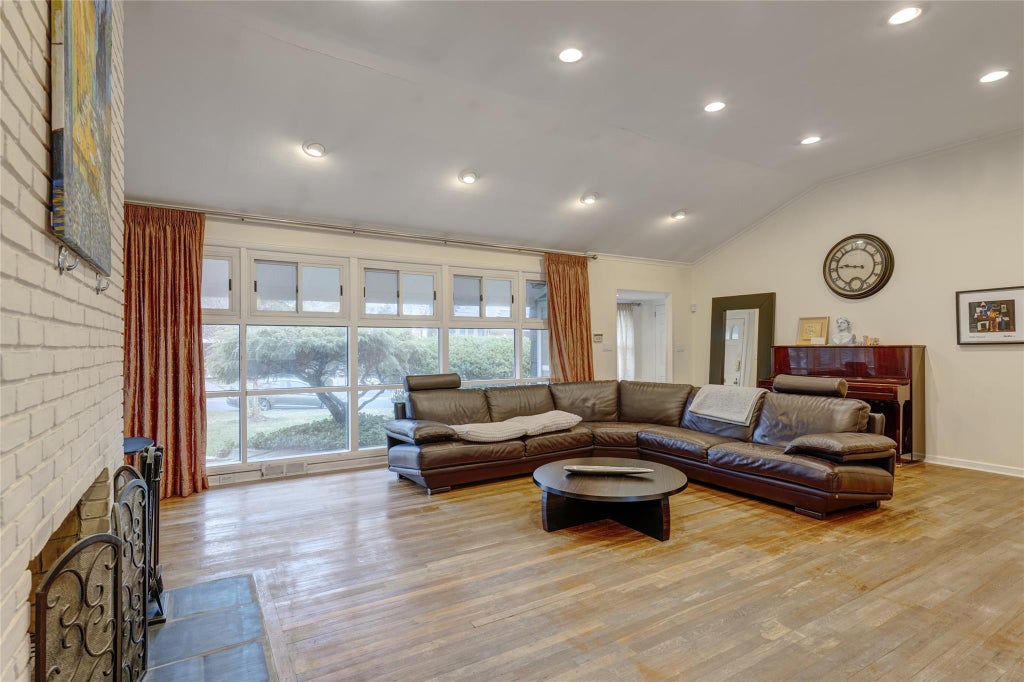 4 of 21 - 53 Knollwood Road, Roslyn, NY