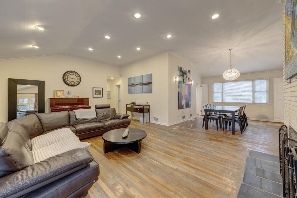 5 of 21 - 53 Knollwood Road, Roslyn, NY