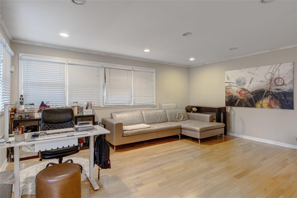 8 of 21 - 53 Knollwood Road, Roslyn, NY