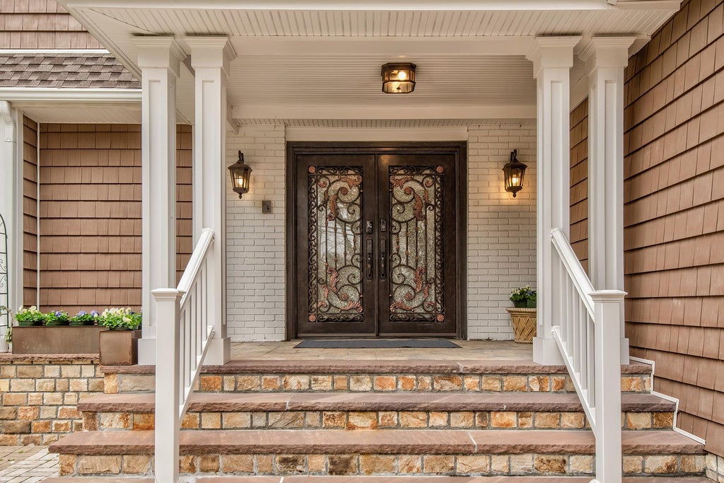 9 of 46 - 5 North Drive, Manhasset, NY