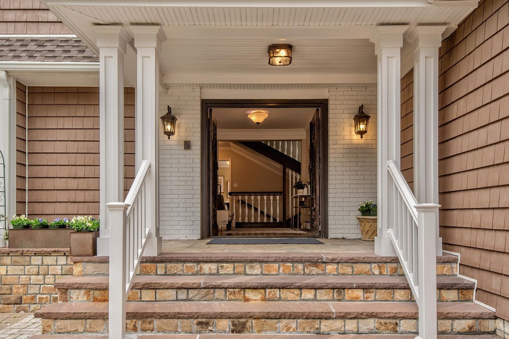 10 of 46 - 5 North Drive, Manhasset, NY