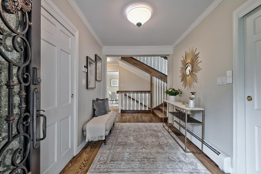 11 of 46 - 5 North Drive, Manhasset, NY