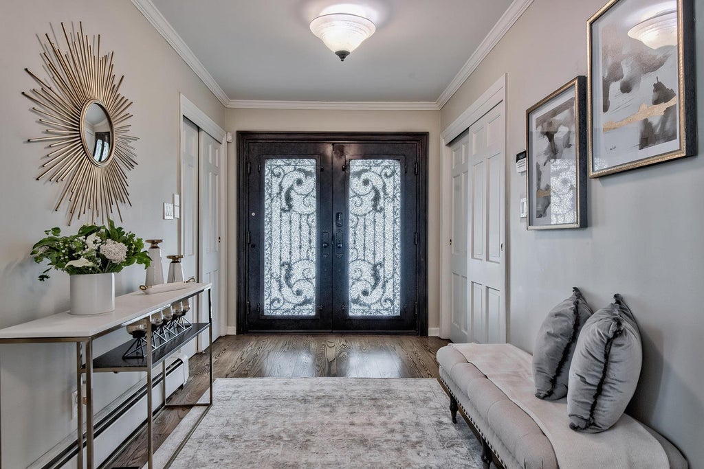 12 of 46 - 5 North Drive, Manhasset, NY