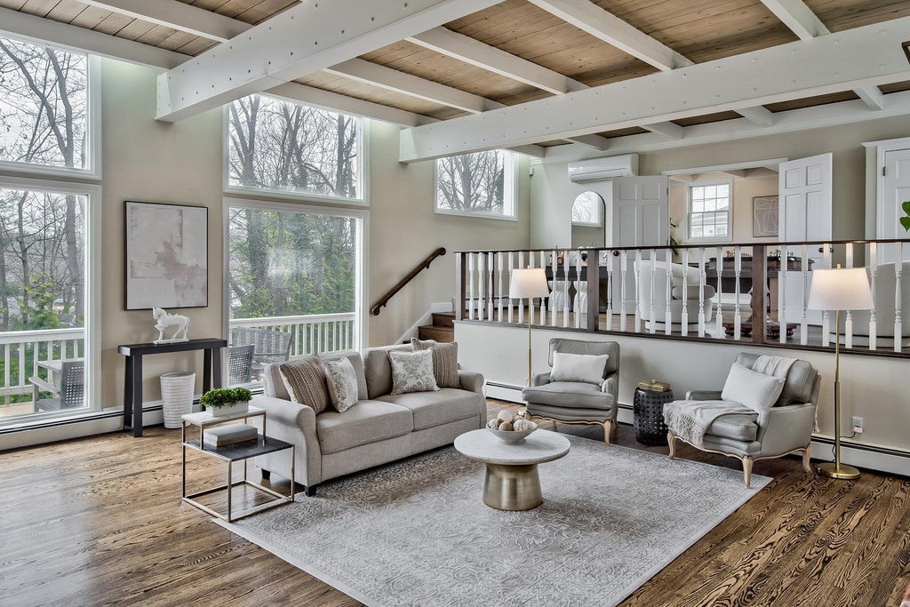 13 of 46 - 5 North Drive, Manhasset, NY