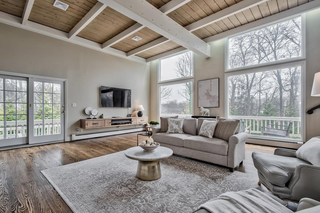 16 of 46 - 5 North Drive, Manhasset, NY
